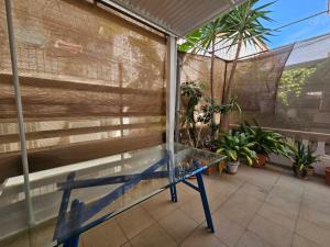 Casita azul muy cerca del mar