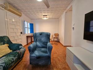 Casita azul muy cerca del mar