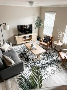 Elegant & Modern Plymouth 3-bed 25-bath Townhome - 法明顿希尔斯