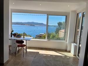 Breathtaking Mediterranean Views from Renovated Cosy Nest, Walk to Portissol Beach and Port