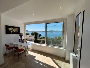 Breathtaking Mediterranean Views from Renovated Cosy Nest, Walk to Portissol Beach and Port