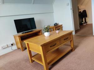 Historic river side cottage - top apartment