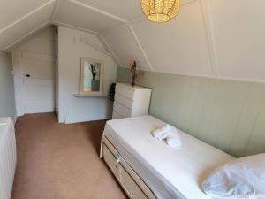 Historic river side cottage - top apartment