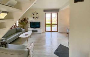 Cozy Home In Podamirowo With Lake View