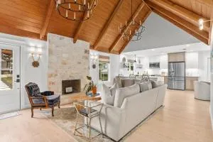 White Oak Haus Outdoor fireplace and Hot tub - Rocky Hill