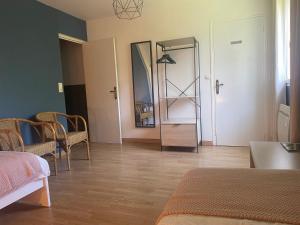Maisons d'hotes Le Vrai Paradis : Chambre Familiale avec Salle de Bains Privative