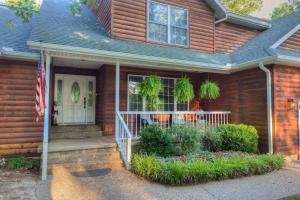 Rural 6 bedroom cabin - With a Hot Tub!