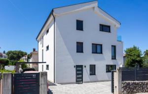 3 Bedroom Amazing Apartment In Malinska