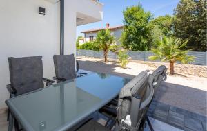 3 Bedroom Amazing Apartment In Malinska 