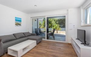 3 Bedroom Amazing Apartment In Malinska 