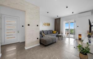 Lovely Home In Plastovo With Sauna 