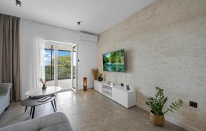 Lovely Home In Plastovo With Sauna 