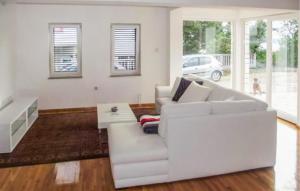 Gorgeous Apartment In Novi Vinodolski 