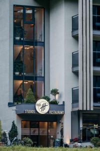 VIER Studios & Restaurant