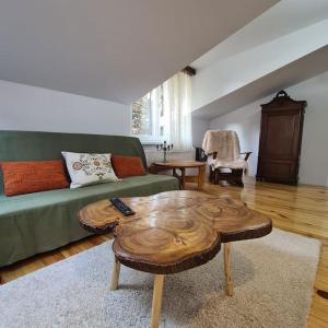 Mansarda boema, gradina de basm