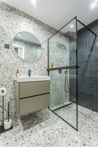 Deluxe4 Apartment with 2 ROOMS next to the Synagogue FREE AIR CONDITIONER, SAUNA