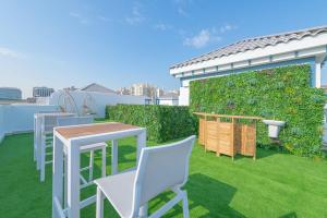 Luxury Palm Villa with Rooftop Garden, Resort Style Pool and Beach by Exclusive Holiday Homes