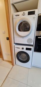 London Luxury 3 bedroom large apartment, aircon, free parking, station 4 mins walk