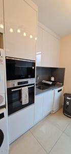 London Luxury 3 bedroom large apartment, aircon, free parking, station 4 mins walk