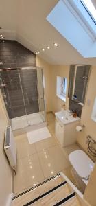 London Luxury 3 bedroom large apartment, aircon, free parking, station 4 mins walk