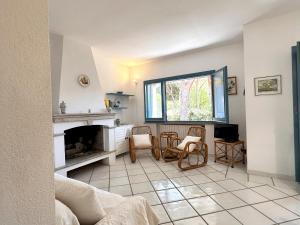 Blue shutters by the beach img17