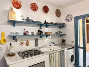 Blue shutters by the beach img15