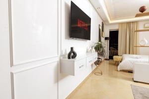 Luxury 1BR with Charming Balcony - Romantic Getaway