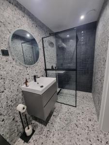 Deluxe2 Apartment next to the Synagogue FREE AIR CONDITIONER