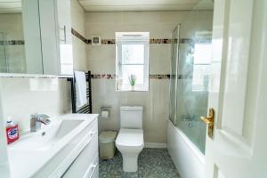 Spacious 6BDR House By Hyped Properties Short Term Rental Agency With Free Parking Bilston