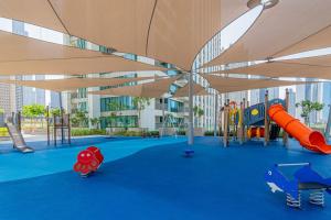 Stylish 2 BR Apt, Amazing Fountains and Burj Views