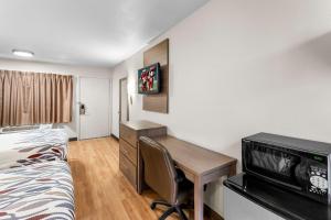 Deluxe Room with Two Double Beds Smoke Free room in Red Roof Inn Indianapolis North - College Park