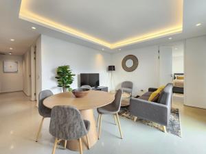 Elegant minimalist apartment in vibrant Woodstock