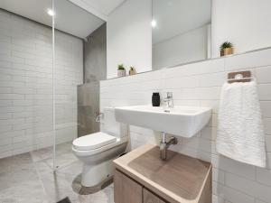 Elegant minimalist apartment in vibrant Woodstock