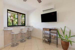 Two Palms Ground Floor Unit Across from Beach