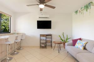 Two Palms Ground Floor Unit Across from Beach