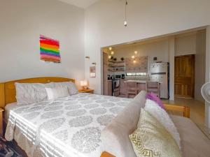 Emerald Haven Second Floor Studio Mins from Beach