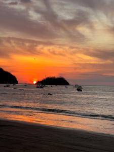 Emerald Haven Second Floor Studio Mins from Beach