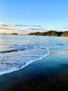 Emerald Haven Second Floor Studio Mins from Beach