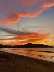 Emerald Haven Second Floor Studio Mins from Beach