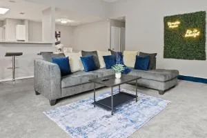 4 Bedroom Suburban Dream House - SeaWorld-6Flags-MedCenter - Sleeps 10 - Leon Valley