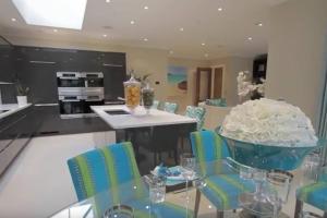 Luxurious House with private garden & Tree house