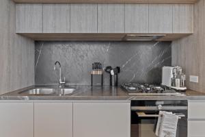 Chic 2-Bed Melbourne CBD Flat with Pool & Sauna