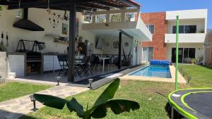 Luna Sol Lake & Mountain View