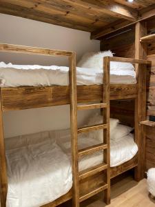 Chalets Un Ecrin de Serenite Face aux Montagne chalet nathalya : photos des chambres