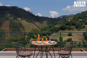 StayVista at Shai Sher Estate with Bonfire, BBQ and Lawn