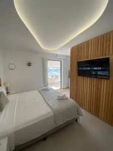 Serafina suite byArtistUnknown - Vari