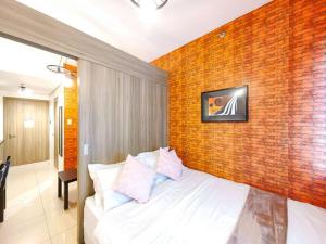 1BR Condotel with Balcony at FAME Residences #FM04