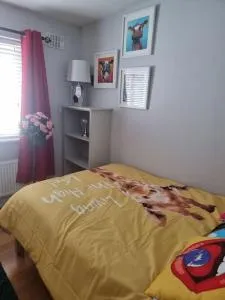 The middle of everywhere - 2 bedrooms option of making a third - One large 2 double beds One medium with One Double bed, option of adding a double bed to the Sitting Room as required - Kilmacow