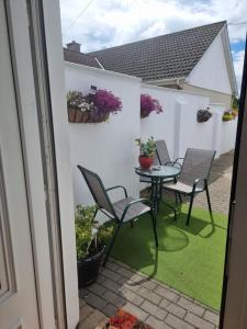 The middle of everywhere - 2 bedrooms option of making a third - One large 2 double beds One medium with One Double bed, option of adding a double bed to the Sitting Room as required