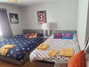 The middle of everywhere - 2 bedrooms option of making a third - One large 2 double beds One medium with One Double bed, option of adding a double bed to the Sitting Room as required